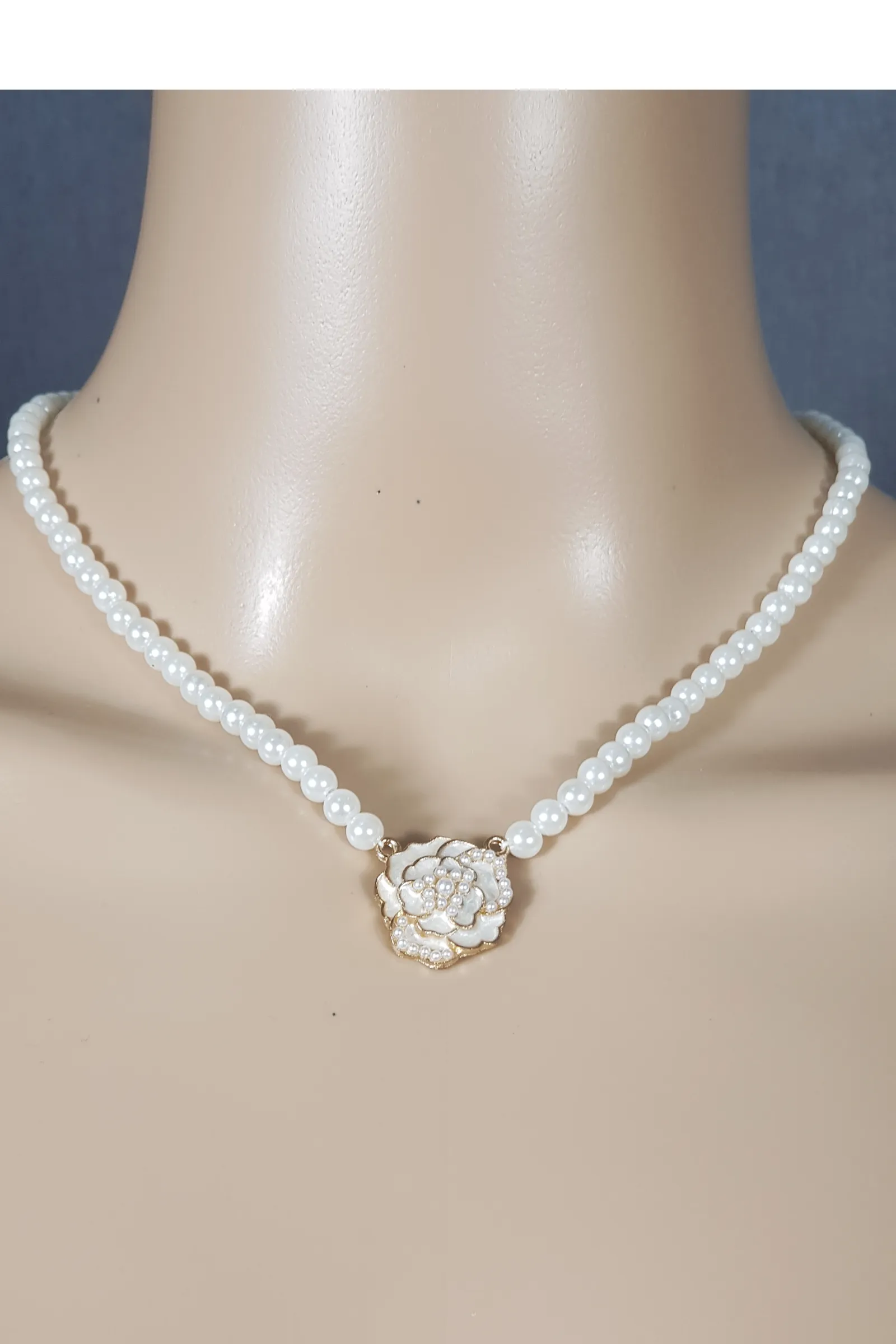 Elegant Floral Pendant Pearl Necklace - LZ012